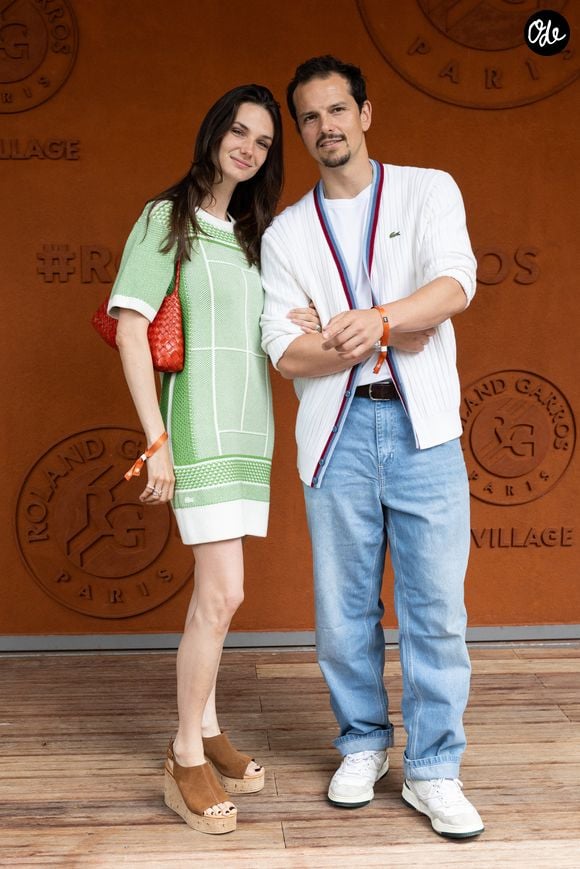 Le couple séjourne au Pays basque en ce mois d'août 2026.

Juan Arbelaez et Cassandre Verdier au village lors des Internationaux de France de Tennis de Roland Garros 2026, à Paris, le 2 juin 2026. 

© Jacovides-Moreau / Bestimage