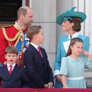 Le prince William, prince de Galles, Le prince Louis de Galles, Le prince George de Galles, Catherine (Kate) Middleton, princesse de Galles, La princesse Charlotte de Galles - Les membres de la famille royale britannique au balcon de Buckingham Palace lors de la cérémonie Trooping the Colour à Londres, le 14 juin 2025. Affecté par le crash du Boeing 787 Dreamliner à Ahmedabad du 12 juin, le souverain et les officiels porteront un brassard noir en hommage aux plus de 270 victimes. Bon nombre d'elles étaient des ressortissants britanniques.
© Jams Whatling / Bestimage