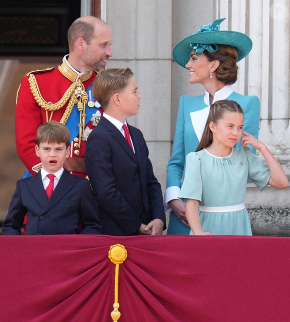 Le prince William, prince de Galles, Le prince Louis de Galles, Le prince George de Galles, Catherine (Kate) Middleton, princesse de Galles, La princesse Charlotte de Galles - Les membres de la famille royale britannique au balcon de Buckingham Palace lors de la cérémonie Trooping the Colour à Londres, le 14 juin 2025. Affecté par le crash du Boeing 787 Dreamliner à Ahmedabad du 12 juin, le souverain et les officiels porteront un brassard noir en hommage aux plus de 270 victimes. Bon nombre d'elles étaient des ressortissants britanniques.
© Jams Whatling / Bestimage
