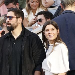 Lorsqu'il avait 31 ans, il s'est installé à Paris avec sa femme Géraldine Paillet.

Nikola Karabatic et sa femme Géraldine Pillet à Roland Garros sur le court Philippe Chatrierà Paris le 21 mai 2026. 

Photo par Marc Ausset-Lacroix/Bestimage