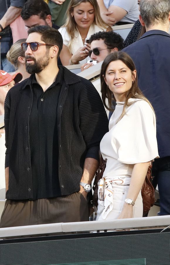 Lorsqu'il avait 31 ans, il s'est installé à Paris avec sa femme Géraldine Paillet.

Nikola Karabatic et sa femme Géraldine Pillet à Roland Garros sur le court Philippe Chatrierà Paris le 21 mai 2026. 

Photo par Marc Ausset-Lacroix/Bestimage