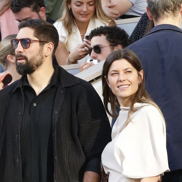 Lorsqu'il avait 31 ans, il s'est installé à Paris avec sa femme Géraldine Paillet.

Nikola Karabatic et sa femme Géraldine Pillet à Roland Garros sur le court Philippe Chatrierà Paris le 21 mai 2026. 

Photo par Marc Ausset-Lacroix/Bestimage