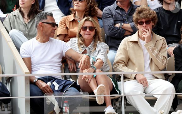 Sarah Poniatowski (Lavoine) avec son compagnon Roschdy Zem et son fils Roman dans les tribunes lors des Internationaux de France de Tennis de Roland Garros 2025. Paris, le 1er Juin 2025. © Dominique Jacovides/Bestimage