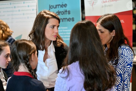 Charlotte Casiraghi a été invitée au 4eme Speed Mentoring, organisé à l'hôtel Columbus à Monaco à l'initiative de SheCanHeCan (SCHC) et l’association des femmes chefs d’entreprises de Monaco (AFCEM), le 5 mars 2025.
La fille de la princesse Caroline de Hanovre a été accueillie par Vibeke Brask Thomsen, fondatrice et directrice de SheCanHeCan et Johanna Houdrouge, présidente de l’AFCEM. Cette manifestation annuelle permet aux jeunes filles dès 11 ans et aux jeunes femmes jusqu’à 25 ans de rencontrer des actives, cheffes de sociétés ou occupant des postes à responsabilités. Une quarantaine de jeunes filles et femmes ont pu échanger avec leurs aînées en poste en Principauté. Le but est d’orienter professionnellement ou de susciter des vocations. Du côté des mentors, une vingtaine de femmes évoluant dans plusieurs secteurs privés étaient présentes aux côtés d’autres du secteur public, telles que Céline Cottalorda, déléguée interministérielle pour le Comité droits des femmes, Elodie Kheng, chef de cabinet du ministre d’Etat, Marine Hugonnet-Grisoul, conseillère nationale, ou encore Marina Ceyssac, haut-commissaire à la protection des droits, des libertés et à la médiation. © Bruno Bebert / Bestimage