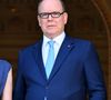 Albert était vêtu d'un costume bleu roi associé une cravate bleu ciel
Le prince Albert II de Monaco au balcon du palais princier lors de la procession de la Fête Dieu sur la place du Palais à Monaco le 19 juin 2025.
Cette fête catholique, instituée par le pape Urbain IV en 1264, se tient chaque année le jeudi qui suit la Trinité, soixante jours après Pâques. Elle célèbre la présence réelle de Jésus-Christ sous les apparences du pain et du vin, devenus son corps et son sang.
© Bruno Bebert / Bestimage