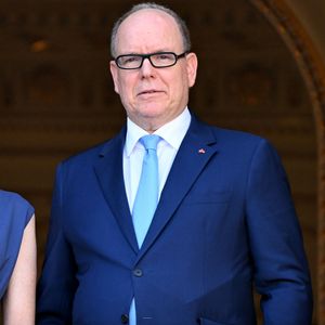 Albert était vêtu d'un costume bleu roi associé une cravate bleu ciel

Le prince Albert II de Monaco au balcon du palais princier lors de la procession de la Fête Dieu sur la place du Palais à Monaco le 19 juin 2025.
Cette fête catholique, instituée par le pape Urbain IV en 1264, se tient chaque année le jeudi qui suit la Trinité, soixante jours après Pâques. Elle célèbre la présence réelle de Jésus-Christ sous les apparences du pain et du vin, devenus son corps et son sang.

© Bruno Bebert / Bestimage