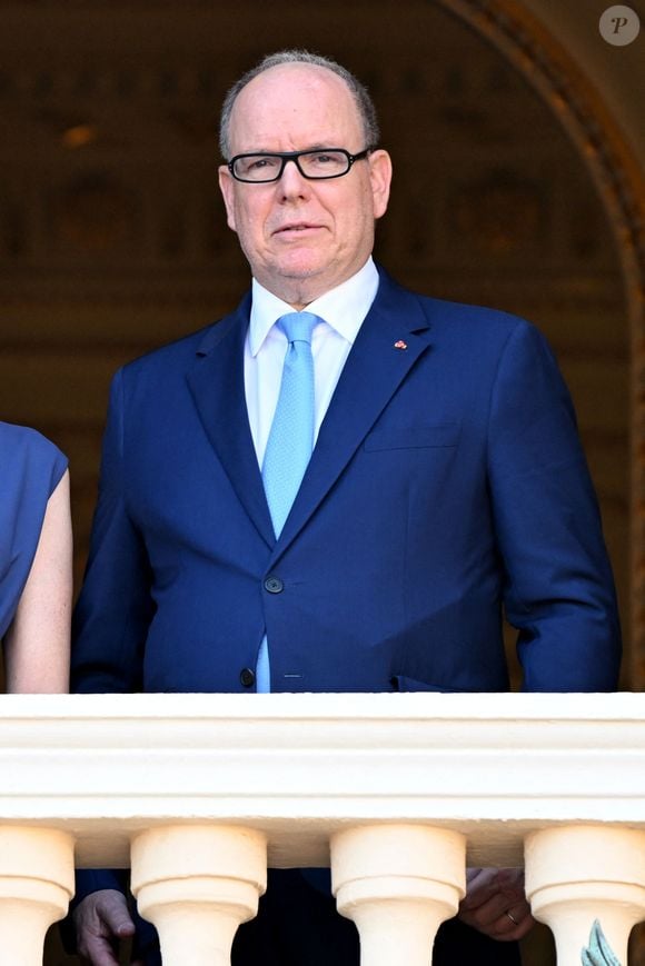 Albert était vêtu d'un costume bleu roi associé une cravate bleu ciel

Le prince Albert II de Monaco au balcon du palais princier lors de la procession de la Fête Dieu sur la place du Palais à Monaco le 19 juin 2025.
Cette fête catholique, instituée par le pape Urbain IV en 1264, se tient chaque année le jeudi qui suit la Trinité, soixante jours après Pâques. Elle célèbre la présence réelle de Jésus-Christ sous les apparences du pain et du vin, devenus son corps et son sang.

© Bruno Bebert / Bestimage