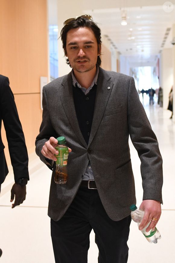 Son frère Anthony est aussi mis en cause pour sa diffusion

Alain-Fabien Delon arrive au tribunal correctionnel de Paris pour avoir enregistré et diffusé avec son frère Anthony Delon une conversation de leur sœur, Anouchka, avec leur père, le 5 janvier 2024, à l'époque où les désaccords de la fratrie concernant la santé d'Alain Delon, à Paris, France, le 17 mars 2026. Anthony Delon et Anouchka sont absents. © Clément Prioli/Bestimage
