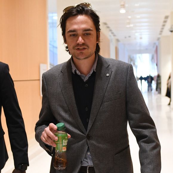 Son frère Anthony est aussi mis en cause pour sa diffusion

Alain-Fabien Delon arrive au tribunal correctionnel de Paris pour avoir enregistré et diffusé avec son frère Anthony Delon une conversation de leur sœur, Anouchka, avec leur père, le 5 janvier 2024, à l'époque où les désaccords de la fratrie concernant la santé d'Alain Delon, à Paris, France, le 17 mars 2026. Anthony Delon et Anouchka sont absents. © Clément Prioli/Bestimage