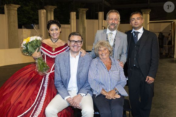 Le journaliste de 58 ans a défendu la pièce Offenbach et les trois empereurs le mercredi 30 juillet, lors des Nuits classiques de l'événement. Une pièce qu'il a mise en scène et déjà jouée entre novembre 2024 et mars 2025.

Exclusif - Christophe Barbier, Jacqueline Franjou (Fondatrice et présidente du Festival de Ramatuelle), Jean-Michel Dhuez  (Directeur artistique des Nuits Classiques ), Pauline Courtin ( femme de Christophe Barbier), Vadim Sher - 41ème édition du Festival de Ramatuelle : Les Nuits Classiques : "Offenbach et les trois empereurs" le 30 juillet 2025.
© Cyril Bruneau / Festival de Ramatuelle / Bestimage