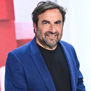 Ses efforts ont payé puisque Chantal lui a alors donné son tout premier baiser.

André Manoukian lors de l'enregistrement de l'émission "Vivement Dimanche" au Studio Gabriel à Paris, présentée par M.Drucker et diffusée le 5 mai sur France 3, le 29 avril 2024. © Guillaume Gaffiot / Bestimage