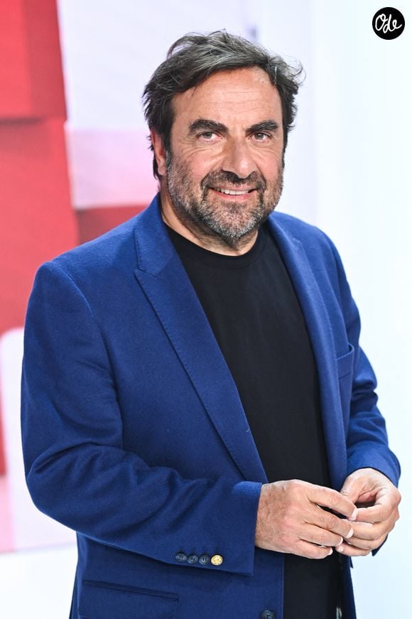 Ses efforts ont payé puisque Chantal lui a alors donné son tout premier baiser.

André Manoukian lors de l'enregistrement de l'émission "Vivement Dimanche" au Studio Gabriel à Paris, présentée par M.Drucker et diffusée le 5 mai sur France 3, le 29 avril 2024. © Guillaume Gaffiot / Bestimage