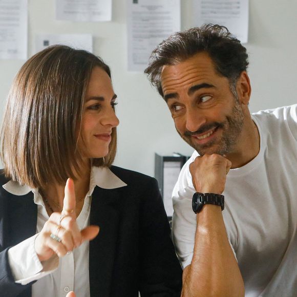 Florent Peyre et sa compagne Virginie Stref - Backstage - Jour 10 - Florent Peyre et Virginie Stref sur le tournage de l'émission "Sketch Story" à l'Iris Mediaschool à Paris - Sketch "Le Bac", le 31 octobre 2022. © Christophe Clovis / Bestimage