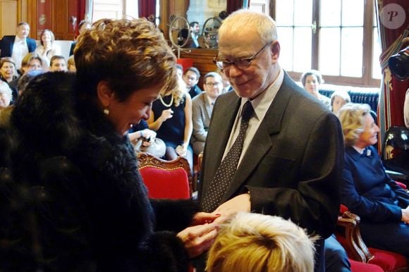 Lui qui était passé du statut d'amant à celui d'aidant pour les dernières années de la vie de Catherine Laborde.


Exclusif - Échange des alliances entre Catherine Laborde et Thomas Stern - Catherine Laborde a épousé son compagnon de longue date Thomas Stern, publicitaire, samedi 9 novembre 2013 à la mairie du 2e arrondissement de Paris, en présence de ses amis les plus proches.