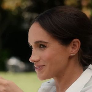 La série de Meghan Markle est sortie sur Netflix !
Los Angeles, CA - Le prince Harry se blottit contre Meghan Markle dans la première bande-annonce de sa nouvelle série Netflix With Love, Meghan. La duchesse de Sussex revient sur les écrans de télévision. Meghan s'est blottie contre son mari, le prince Harry, alors que Netflix a dévoilé le premier teaser de sa nouvelle série With Love, Meghan Backgrid UK/ Bestimage