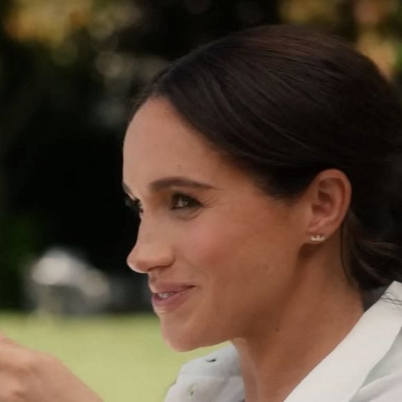 La série de Meghan Markle est sortie sur Netflix !
Los Angeles, CA - Le prince Harry se blottit contre Meghan Markle dans la première bande-annonce de sa nouvelle série Netflix With Love, Meghan. La duchesse de Sussex revient sur les écrans de télévision. Meghan s'est blottie contre son mari, le prince Harry, alors que Netflix a dévoilé le premier teaser de sa nouvelle série With Love, Meghan Backgrid UK/ Bestimage