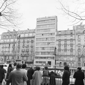 Archives - En France, à Paris, 46 boulevard Exelmans, des personnes en pleurs rassemblées devant l'immeuble du chanteur Claude François à l'annonce de son décès le 11 mars 1978. Photo par Jean Lenoir via Bestimage