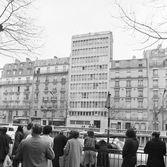 Archives - En France, à Paris, 46 boulevard Exelmans, des personnes en pleurs rassemblées devant l'immeuble du chanteur Claude François à l'annonce de son décès le 11 mars 1978. Photo par Jean Lenoir via Bestimage