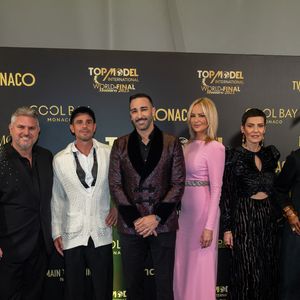 Jeremy Urbain, Adil Rami, Adriana Karembeu, Cristina Cordula, Rebecca Ayoko et un membre du jury lors de la 21ème édition du concours de beauté "Top Model International" dans la salle des Étoiles du Sporting de Monte-Carlo, Monaco, le 174 mai 2025. © Martin Bousseau/Bestiamge