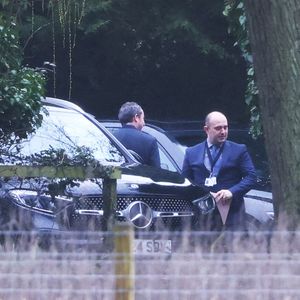 Le frère du roi Charles III  été arrêté par les autorités britanniques pour "soupçons de faute dans l'exercice de fonctions officielles". 

Andrew Mountbatten Windsor arrêté à son domicile de Sandringham, le jour de son 66ème anniversaire, pour soupçons de "faute dans l'exercice de fonctions officielles" dans le cadre de l'affaire Epstein, le 19 février 2026. L'ex prince fait l'objet d'une enquête pour ses liens avec le défunt pédocriminel, avec qui il aurait partagé des documents confidentiels du gouvernement.

Mirrorpix / Bestimage