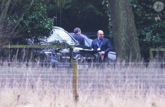 Le frère du roi Charles III  été arrêté par les autorités britanniques pour "soupçons de faute dans l'exercice de fonctions officielles". 

Andrew Mountbatten Windsor arrêté à son domicile de Sandringham, le jour de son 66ème anniversaire, pour soupçons de "faute dans l'exercice de fonctions officielles" dans le cadre de l'affaire Epstein, le 19 février 2026. L'ex prince fait l'objet d'une enquête pour ses liens avec le défunt pédocriminel, avec qui il aurait partagé des documents confidentiels du gouvernement.

Mirrorpix / Bestimage