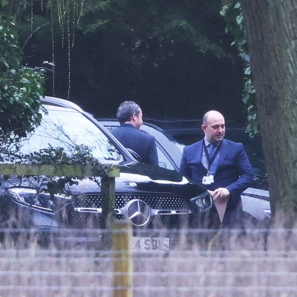 Le frère du roi Charles III  été arrêté par les autorités britanniques pour "soupçons de faute dans l'exercice de fonctions officielles". 

Andrew Mountbatten Windsor arrêté à son domicile de Sandringham, le jour de son 66ème anniversaire, pour soupçons de "faute dans l'exercice de fonctions officielles" dans le cadre de l'affaire Epstein, le 19 février 2026. L'ex prince fait l'objet d'une enquête pour ses liens avec le défunt pédocriminel, avec qui il aurait partagé des documents confidentiels du gouvernement.

Mirrorpix / Bestimage