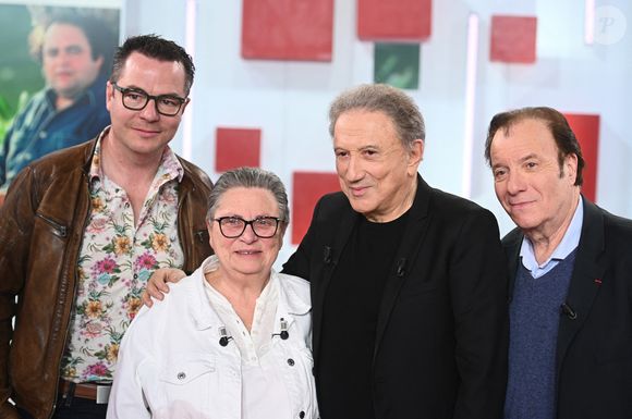 Exclusif - Ghislaine Villeret, Michel Drucker et Daniel Russo - Enregistrement de l'émission Vivement dimanche en hommage à Jacques Villeret au studio Rive Gauche , présentée par Michel Drucker . Diffusion sur France 3 le 29/03/2026. Photos prises le 18 mars 2026.
© Guillaume Gaffiot / Bestimage