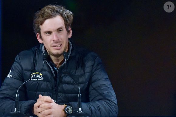 Ce mercredi 27 janvier le premier skipper, Charlie Dalin, a franchi la ligne d arrivee aux Sables d Olonne, au terme de 80 jours en mer,  depuis le 8 novembre  APIVIA Vendée globe 2020 la seule course à la voile autour du monde en solitaire, sans escale. le 27 janvier 2021