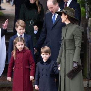 Le prince William, prince de Galles, Catherine (Kate) Middleton, princesse de Galles, le prince George de Galles, la princesse Charlotte de Galles, et le prince Louis de Galles - La famille royale d'Angleterre assiste au service religieux de Noël à l'église St Mary Magdalene à Sandringham, Norfolk, Royaume Uni, le 25 décembre 2022.