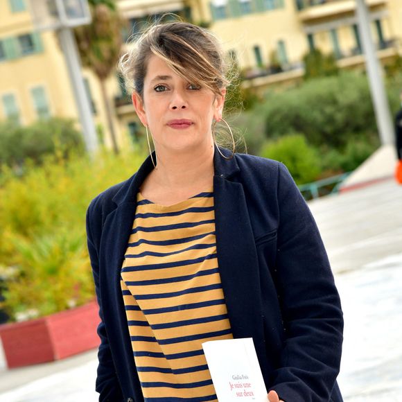 Giulia Foïs (soeur de Marina Foïs), la journaliste écrivain, est à Nice, le 15 octobre 2020, dans le cadre de la vingtième édition du Festival C'est Trop Court, pour y présenter son nouveau livre "Je suis une sur deux". © Bruno Bebert / Bestimage