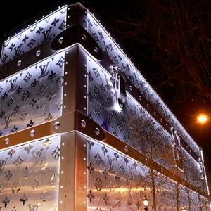Louis Vuitton va ouvrir son hôtel de luxe de 6000 m2 sur les Champs Elysées !  Situé au 103 avenue des Champs-Elysées à Paris, ce bâtiment incroyable se situera juste en face du célèbre flagship de Louis Vuitton.
 Jack Tribeca/Bestimage