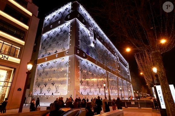 Louis Vuitton va ouvrir son hôtel de luxe de 6000 m2 sur les Champs Elysées !  Situé au 103 avenue des Champs-Elysées à Paris, ce bâtiment incroyable se situera juste en face du célèbre flagship de Louis Vuitton.
 Jack Tribeca/Bestimage