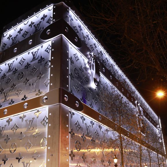 Louis Vuitton va ouvrir son hôtel de luxe de 6000 m2 sur les Champs Elysées !  Situé au 103 avenue des Champs-Elysées à Paris, ce bâtiment incroyable se situera juste en face du célèbre flagship de Louis Vuitton.
 Jack Tribeca/Bestimage