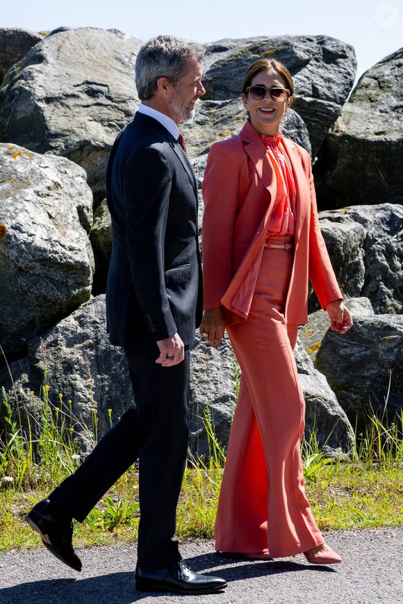 Les deux tourtereaux souhaitent prendre du bon temps ensemble. 

La reine Mary de Danemark et le roi Frederik de Danemark font escale lors de la traversée du pont dans le cadre des célébrations du 25e anniversaire du pont de l'Öresund à Peberholm, Danemark, le 1er juillet 2025.©Dana Press / Bestimage