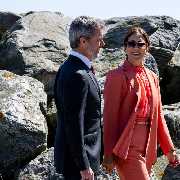 Les deux tourtereaux souhaitent prendre du bon temps ensemble. 

La reine Mary de Danemark et le roi Frederik de Danemark font escale lors de la traversée du pont dans le cadre des célébrations du 25e anniversaire du pont de l'Öresund à Peberholm, Danemark, le 1er juillet 2025.©Dana Press / Bestimage