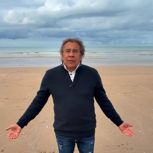 Laurent Voulzy sur une plage. Photo partagée le 22 octobre 2025.
