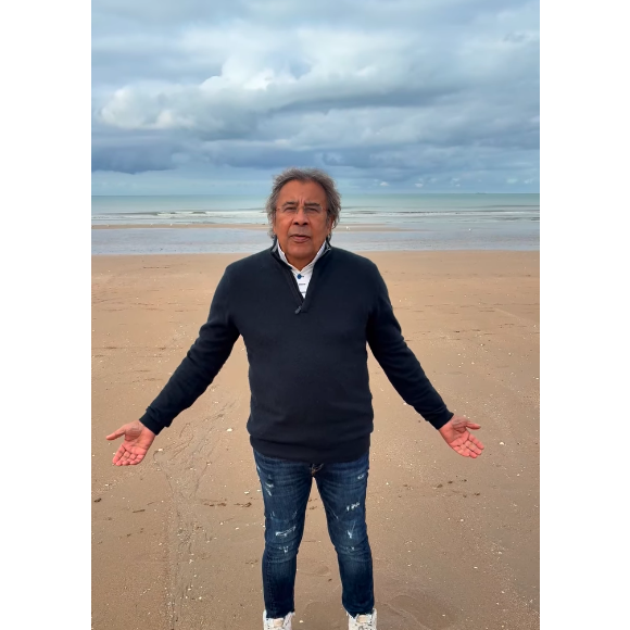 Laurent Voulzy sur une plage. Photo partagée le 22 octobre 2025.