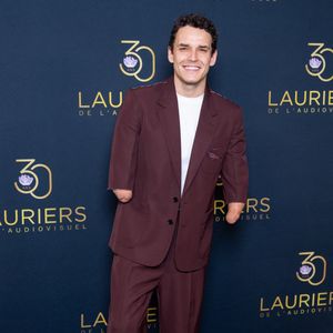 Malgré l'accident, le présentateur de "Slam" assure avoir déjà repris ses activités professionnelles.

Théo Curin assiste à la 29e cérémonie des Lauriers de l'Audiovisuel au Théâtre Marigny, le 24 février 2025 à Paris, en France. Photo de Nasser Berzane/ABACAPRESS.COM