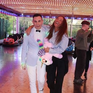 Jordan De Luxe et Nathalie Marquay assistent à l'ouverture de la Foire du Trone, à Paris, le 4 avril 2025.
Photo : Jerome Domine / Bestimage