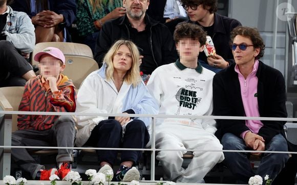 Le chanteur Raphaël, sa compagne Mélanie Thierry et leurs enfants Roman et Aliocha Haroche - Les célébrités dans les tribunes des Internationaux de France de tennis de Roland Garros 2024 à Paris, le 29 mai 2024. 
© Jacovides / Moreau / Bestimage
