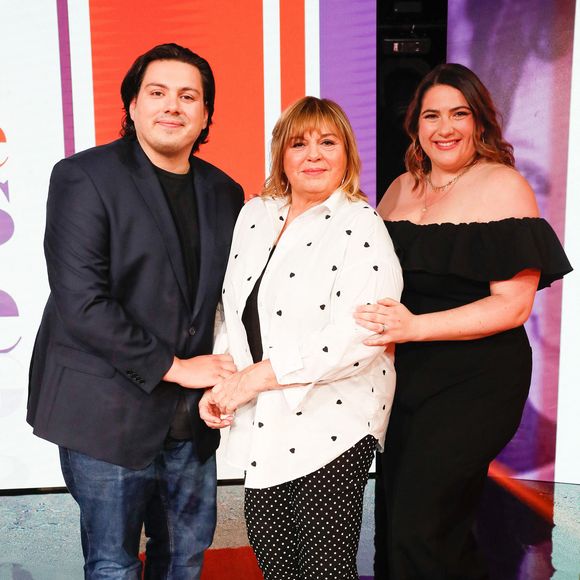 un peu affolée, qu’ils n’ont pas la “réf”, comme on dit chez eux. Il faut se cultiver. On a besoin de savoir qui étaient nos 'pères' et nos 'mères' quand on est comédien, qui étaient et ce qu’ont fait ceux qui nous ont précédés." Le message est passé ! 

Exclusif - Michèle Bernier et ses enfants Enzo et Charlotte Gaccio lors du backstage de l'enregistrement de l'émission "Famille je vous aime" présentée par M. Drucker et qui sera diffusée le 13 juin 2025 sur France 3, aux Studios rive gauche à Paris, France, le 14 avril 2025. © Clovis-Gaffiot/Bestimage