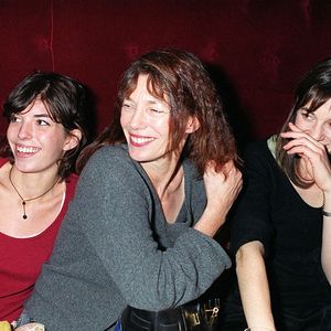 Jane Birkin et ses deux filles Lou Doillon et Charlotte Gainsbourg à l'avant-première de La Buche en 1999 © Bertrand Rindoff Petroff Bestimage