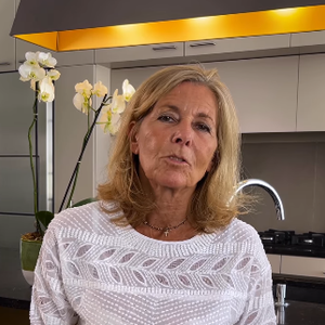 L’excès de sucre est associé à plusieurs risques pour la santé, dont le surpoids et le diabète de type 2.

Claire Chazal installée dans sa superbe cuisine, sur Instagram.