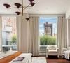 Elle compte cinq chambres, cinq salles de bains et plusieurs terrasses avec des vues à 360 degrés sur New York.

Thierry Henry, légende du football français, a mis en vente son luxueux penthouse de New York, acheté en 2010 au moment de sa signature aux Red Bulls, contre 25 millions de dollars (22 millions d'euros). Photo par Sotheby's via Bestimage