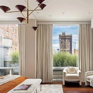 Elle compte cinq chambres, cinq salles de bains et plusieurs terrasses avec des vues à 360 degrés sur New York.
Thierry Henry, légende du football français, a mis en vente son luxueux penthouse de New York, acheté en 2010 au moment de sa signature aux Red Bulls, contre 25 millions de dollars (22 millions d'euros). Photo par Sotheby's via Bestimage
