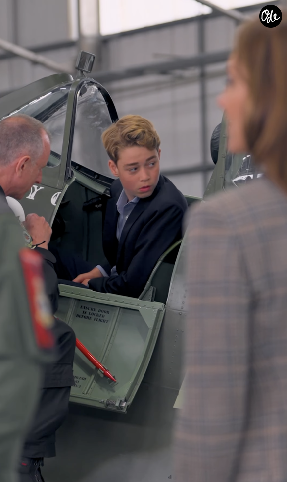 Si la sortie a ému les internautes, c'est aussi pour une autre raison : la taille du prince George. 

Le Prince George d'Angleterre visite la base de la Royal Air Force de Coningsby, dans le Lincolnshire, le 27 juin 2026 - Instagram