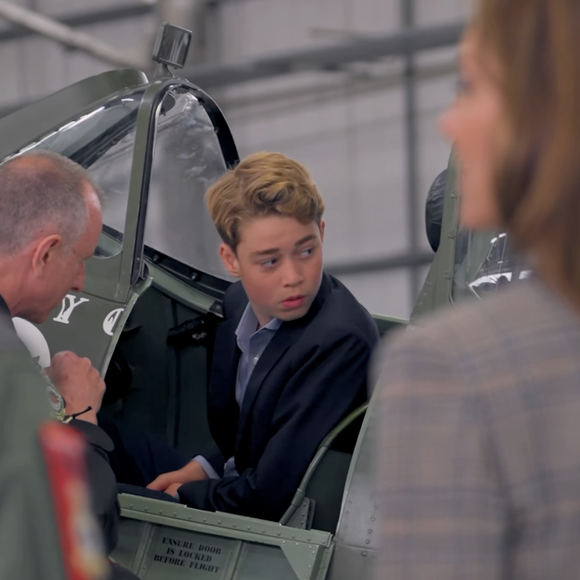 Si la sortie a ému les internautes, c'est aussi pour une autre raison : la taille du prince George. 

Le Prince George d'Angleterre visite la base de la Royal Air Force de Coningsby, dans le Lincolnshire, le 27 juin 2026 - Instagram