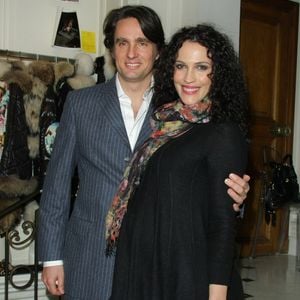 Le couple s'était dit "oui" en 2008, avant d'accueillir leur petite merveille en 2010. 

Archives - Linda Hardy (enceinte) et son mari Peter lors du dîner de gala "40 Noms pour 1 Non" à Paris, le 28 janvier 2010.