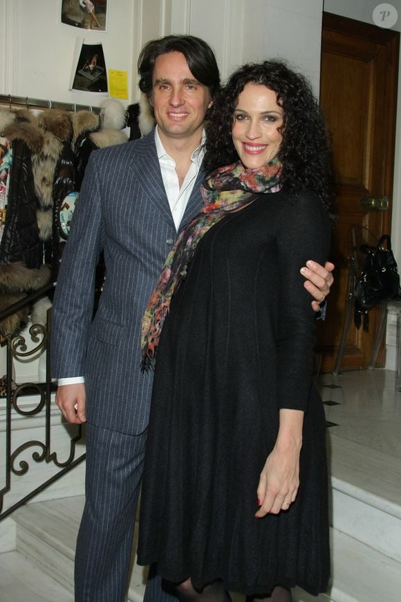 Le couple s'était dit "oui" en 2008, avant d'accueillir leur petite merveille en 2010. 

Archives - Linda Hardy (enceinte) et son mari Peter lors du dîner de gala "40 Noms pour 1 Non" à Paris, le 28 janvier 2010.