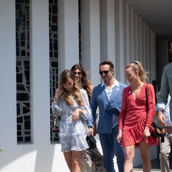 David Hallyday avec sa femme Alexandra et ses filles Emma et Ilona - Mariage de Laura Smet et Raphaël Lancrey-Javal à l'église Notre-Dame des Flots au Cap-Ferret le jour de l'anniversaire de son père Johnny Hallyday le 15 juin 2019.
Crédit : Agence / Bestimage